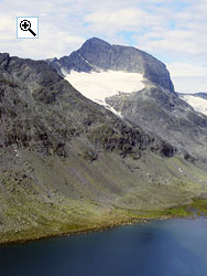 Mesmogtind rises steeply from Svartdalen