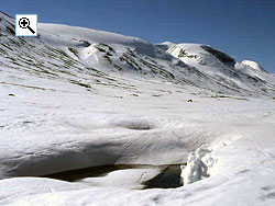 The snowfields of Storberka on the left, Hestbrepiggan in the centre and Lven in the distance from ytste Lundadalsstri in Lundadalen