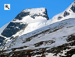The descent of the west ridge of Gjertvasstind to Gjertvasskardet saddle is steep and often requires ice protection