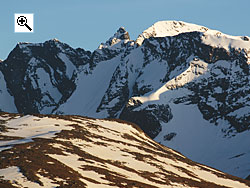 A sunbasked Soleibotntind rises above Lauvnostind