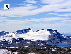 Fannarken (left) and Steindalsnosi (right) from Smrstabbtind