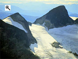 The mountain to the left is Østre Stlsnostind