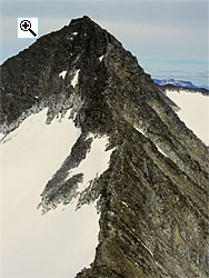 The west ridge of Østre Stølsnostind rises steeply from the saddle with Stølsnostind