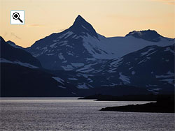 The vista of Uranostind rising above Tyin lake