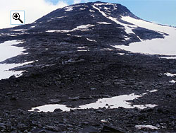 The north ridge of Midtre Rauddalseggi as seen from the south shore of the lower Skarddalsvatnet lake