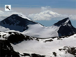 Store Rauddalstind on the left with Vestre Rauddalstind in the right seen from the north