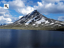 Snøholstind from Rauddalen valley near Olavsbu cabin