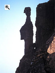 Curious rock formation by the middle pinnacle on the north ridge of Midtre Urdadalstind