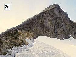 VThe final section of the south east ridge up Austre Leirungstind involves some easy scrambling