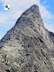 VThe easiest way to the top of Vesle Knutsholstind, or Flaket, goes straight up the north ridge for an airy 75 metre scramble