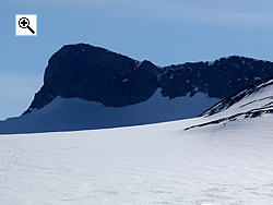 Vetlepiggen in the rises steeply from Styggebreen glacier in the foreground
