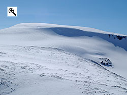 The northern slope of Leirhi is covered in a glacier