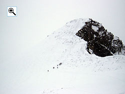 The east ridge of Nautgardstind rises quite steeply from the saddle with Austre Nautgardstind, but is only a problem if it is icy