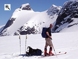 At the northern edge of Bohrsbreen glacier to the west of Lodalskpa
