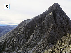 The south ar�te of Sagtinden is best avoided by following the ledges along the very bottom of the photo from the middle to the left